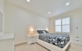 Exquisite & Modern Home W/ Ac, Parking, & 4K Tvs
